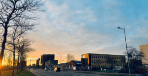 Foto de Sontweg in Groningen, met aan de rechterkant het pand waar de noodopvang gevestigd is.