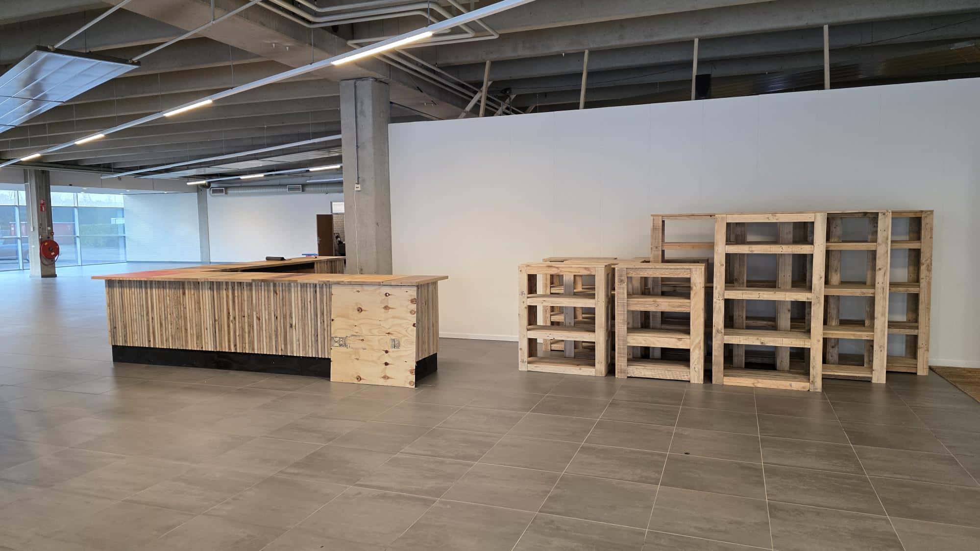 begonnen met inrichten: winkelbalie en stellingen